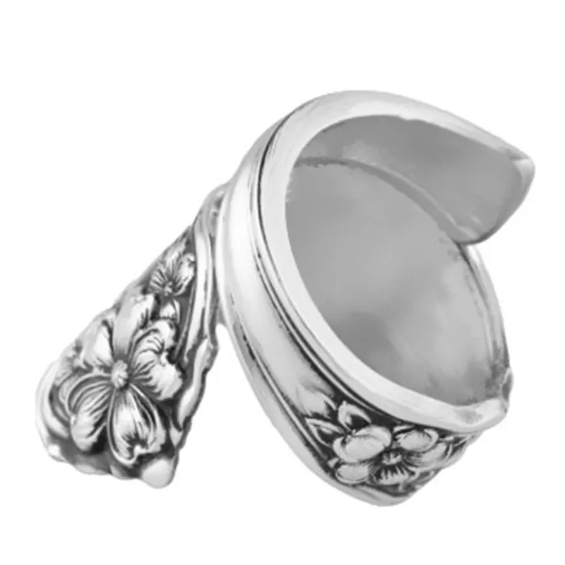 Кольцо в виде ложки арбута с бабочкой античное посеребренное регулируемое