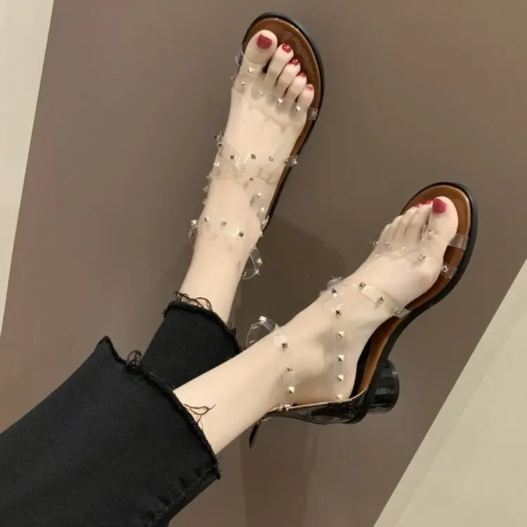 Женские сандалии Летние прозрачные на плоской подошве белого цвета с заклепками