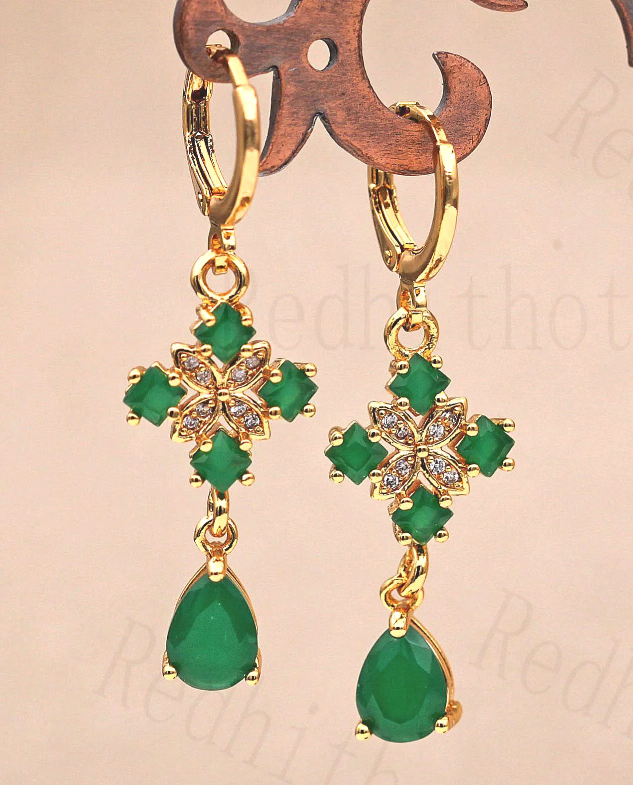 Серьги-подвески женские золотого цвета в форме цветка виде капли циркониевое