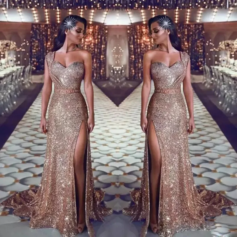 

Luxury Gold Arabic Style Evening Dresses with Sequins One Shoulder Side Split Prom Dress Sweep Length Formal Party Gowns