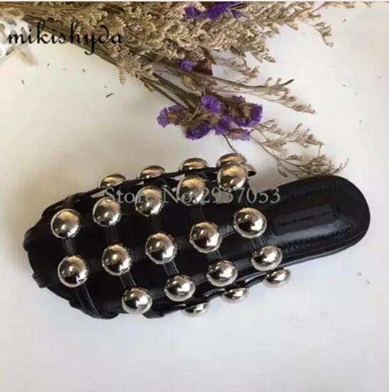 Женские модельные сандалии на плоской подошве с вырезами без застежки | Обувь