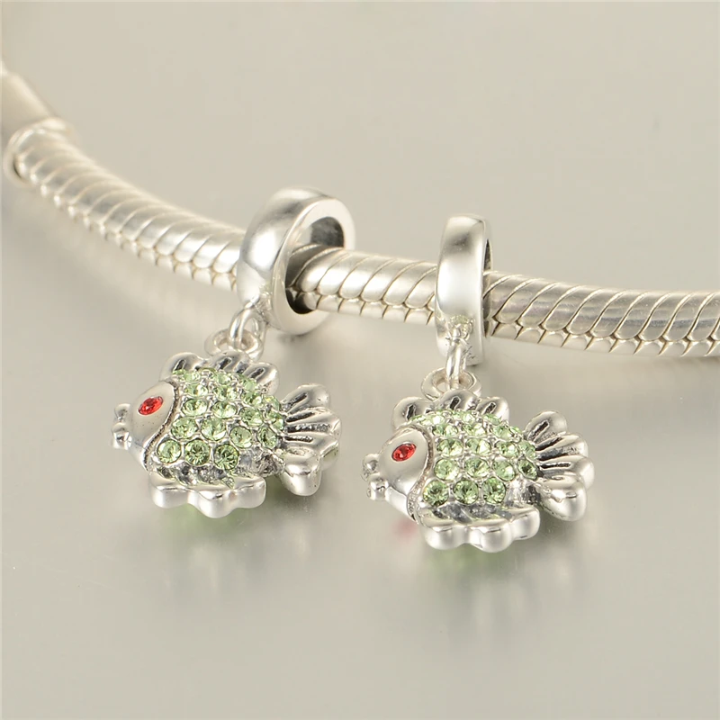 Браслет талисман из серебра 925 пробы с зелеными кристаллами в виде рыбы подарок