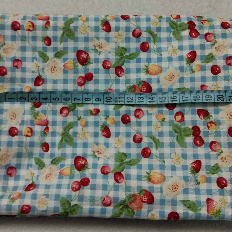 Изящная хлопчатобумажная Поплиновая ткань в голубую клетку с принтом клубники