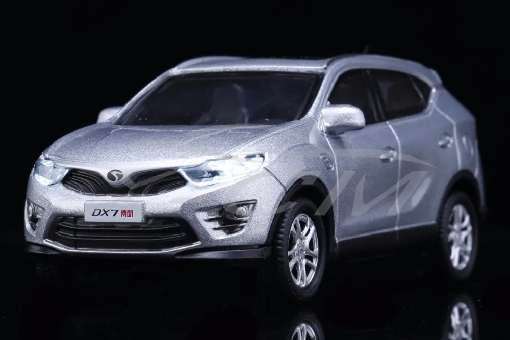 Литая модель автомобиля Soueast Motor DX7 SUV 1:43 (серебристый) имеет фары которые могут