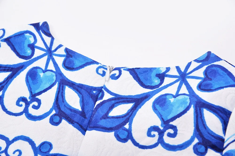 С элегантным бело-голубым фарфоровым принтом большие размеры платье