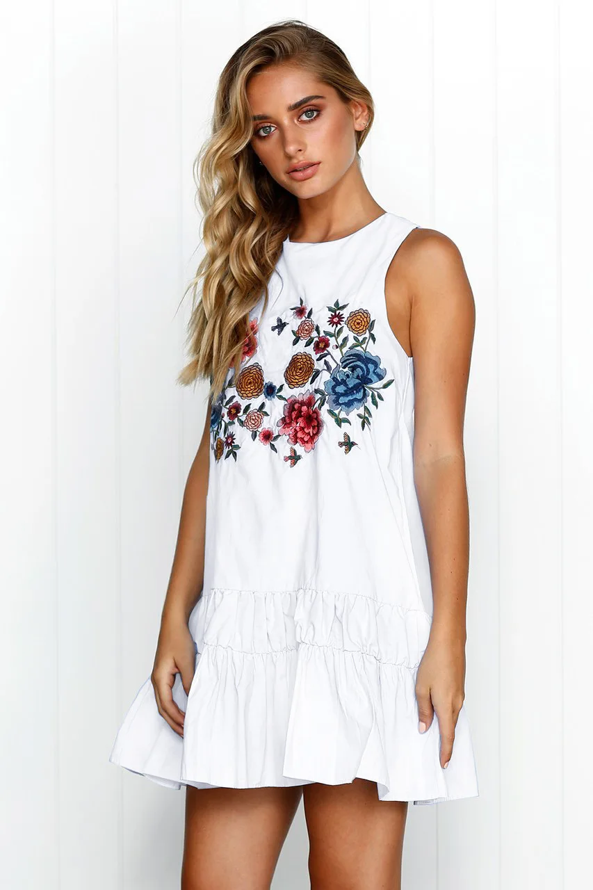 Женское летнее платье с рюшами без рукавов цветочным принтом белое сексуальное