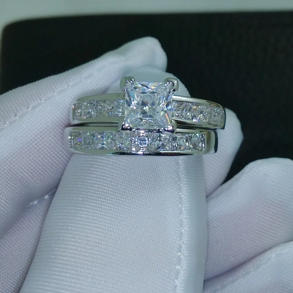 Кольцо женское обручальное из белого золота 10 карат с искусственными камнями |