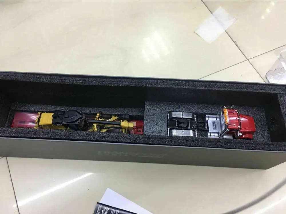 Литой мастеров DM85598 международных Hx520 трактор + низкорамник Cat 12M3 1:50 |