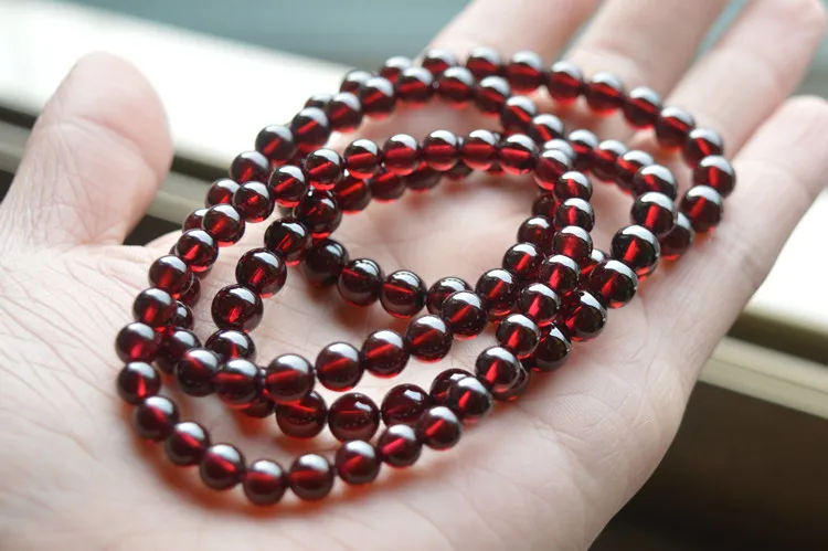 Женский браслет из бисера с натуральным винно-красным гранатом одной цепочкой