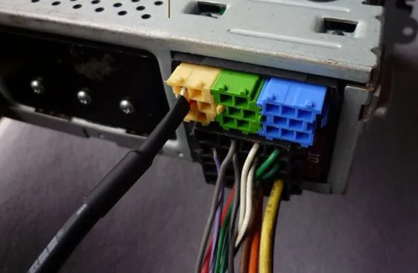 Автомобильный мини адаптер Biurlink с 6 контактным разъемом для радио Aux in