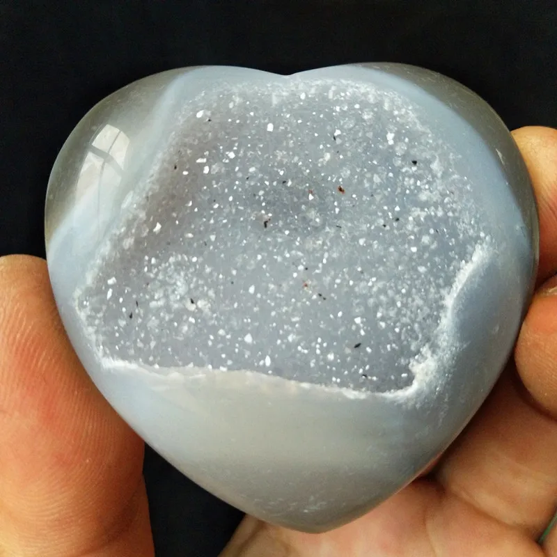 

A Natural stones and crystals cristal heart agate crystal cluster home decor palm stone very beautiful
