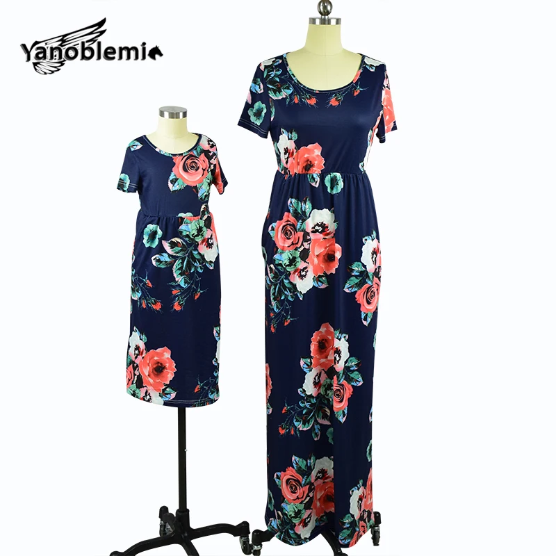 Одинаковые комплекты для семьи длинные платья с короткими рукавами и цветочным
