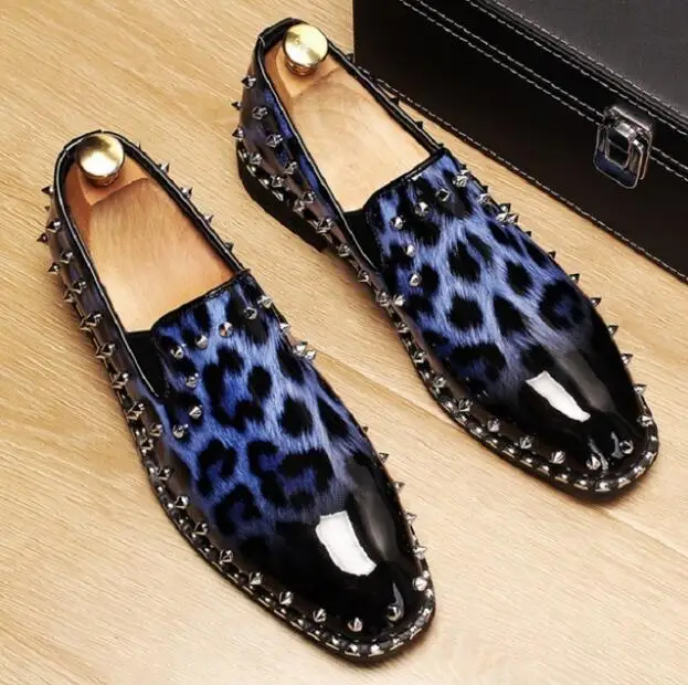 Blue Новые mocassin Модные мужские лоферы леопардовые лакированные letaher лоферы с шипами Свадебные модельные туфли мужские слипоны ручной работы кожаные туфли на плоской подошве - Цвет: Blue