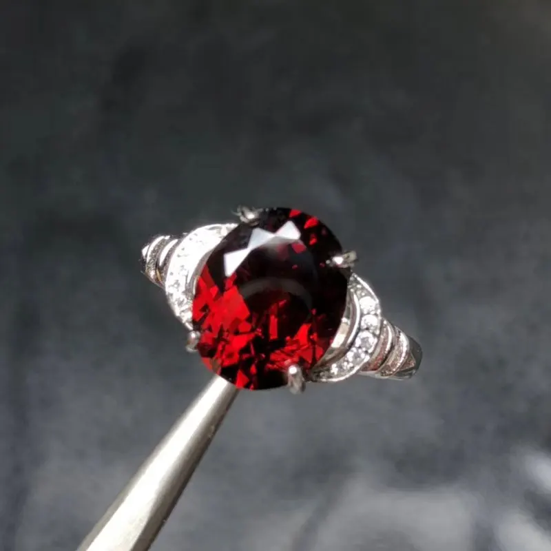 Женское кольцо из серебра 925 пробы с натуральным гранатом 9 х11 мм | Украшения и