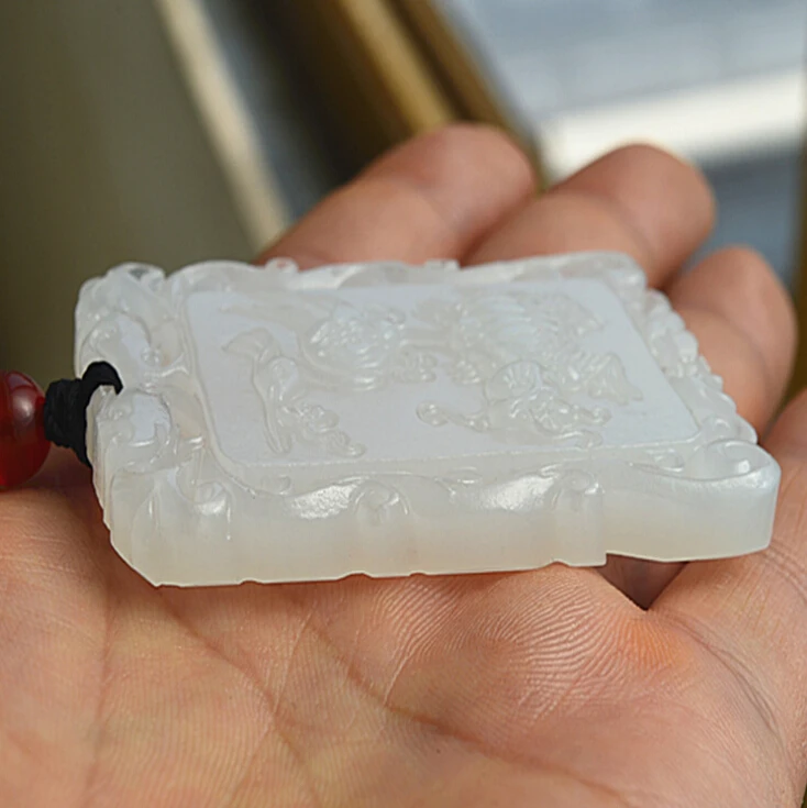 Ожерелье с подвеской из натурального белого камня резным жемчугом дракона