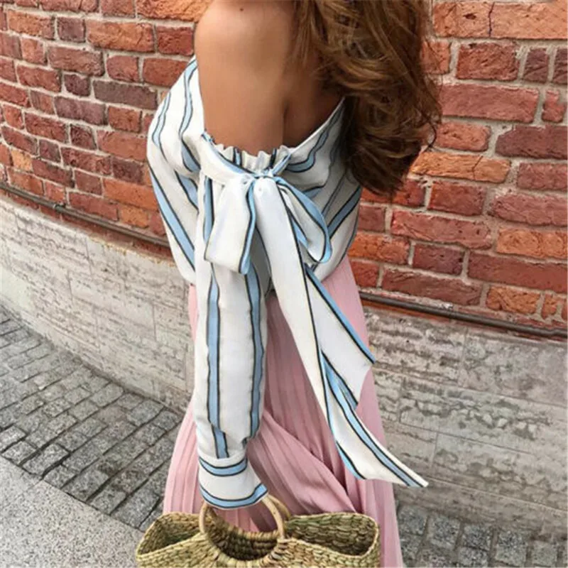 Женская блузка в полоску с длинным рукавом и открытым плечом | одежда