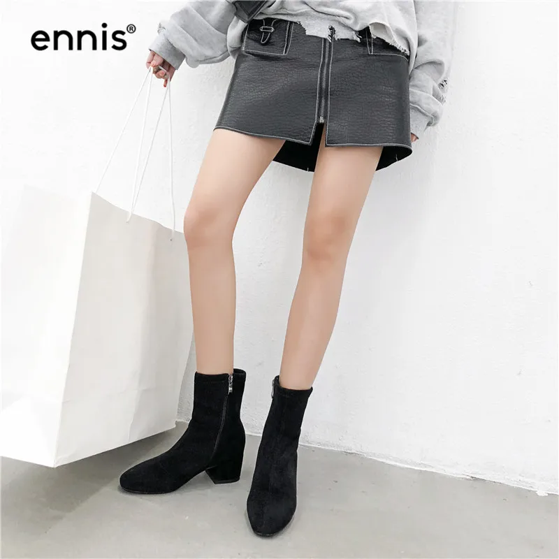ENNIS/; Модные женские дизайнерские ботинки; женские ботильоны из флока; обувь на среднем каблуке; Цвет черный, хаки, коричневый; сезон осень-зима; Новинка; A8200