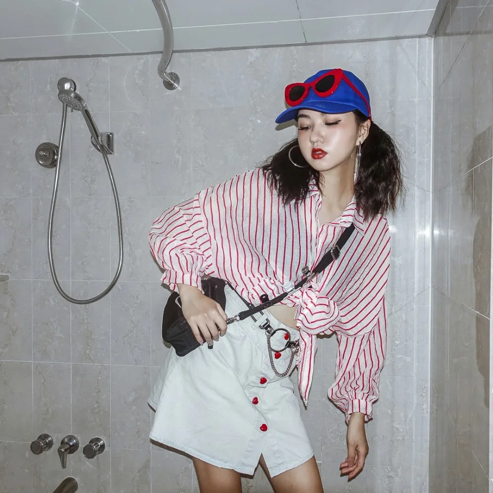 2018 summer new Harajuku fashion lapel impact coloring vertical stripe perspective long sleeved shirt. |