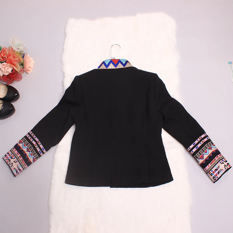 Женская куртка с длинным рукавом черная водолазка цветочной вышивкой и