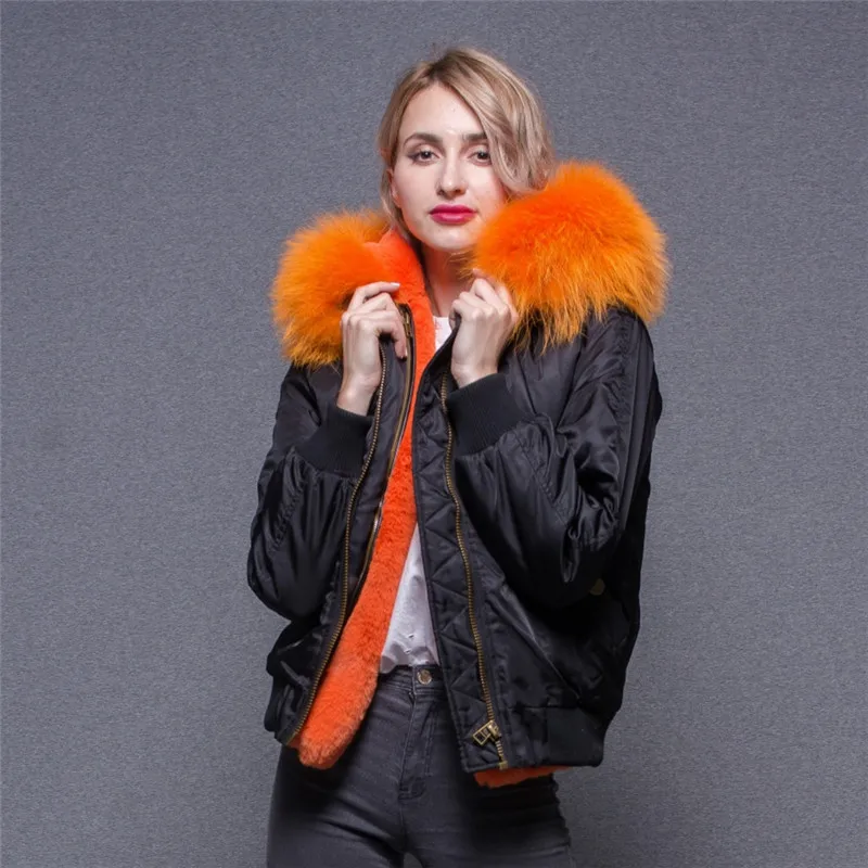 Женская куртка-бомбер с отделкой из натурального меха енота | одежда
