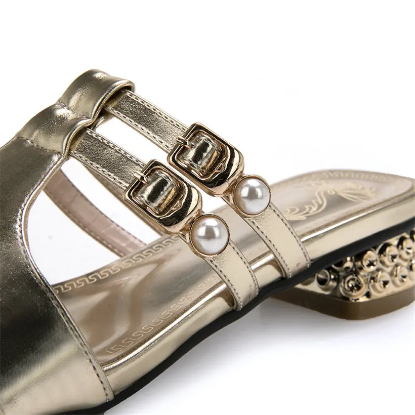 Женские шлепанцы золотистого цвета с заклепками на низком квадратном каблуке