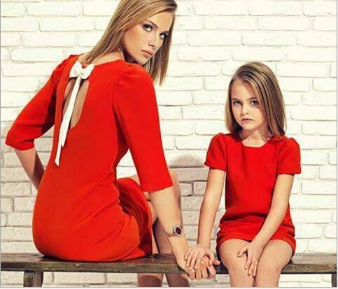 Красные и желтые Семейные платья; одинаковое платье для мамы и дочки; мини-платье с бантом на спине; женская одежда для девочек; летняя одежда