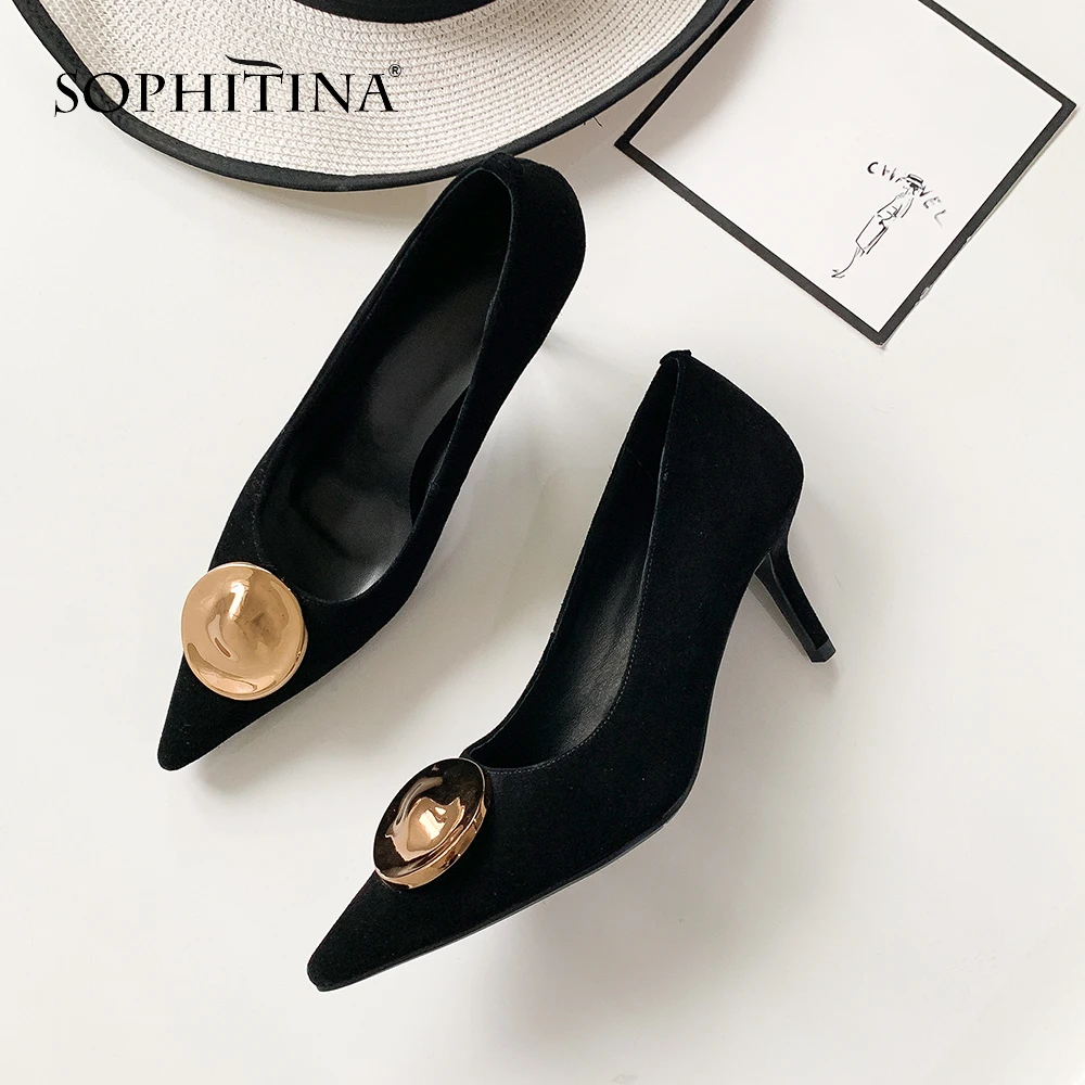 SOPHITINA/Пикантные женские туфли-лодочки на высоком или низком тонком каблуке. Модные вечерние туфли высокого качества из натуральной замши с острым мыском.Дизайнерская женские обувь с фурнитурой в стиле шапочкойSO156