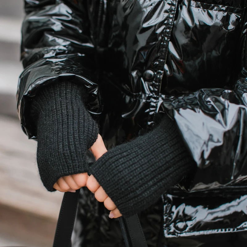 Женская длинная парка на утином пуху с капюшоном и воротником из меха енота