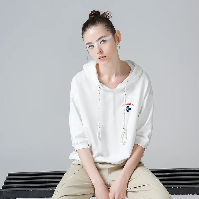 Женская футболка с капюшоном и вышивкой коротким рукавом | одежда