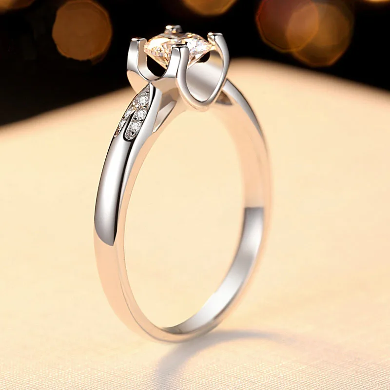 Обручальное кольцо из чешского камня с сердечками и стрелами блестящее круглое