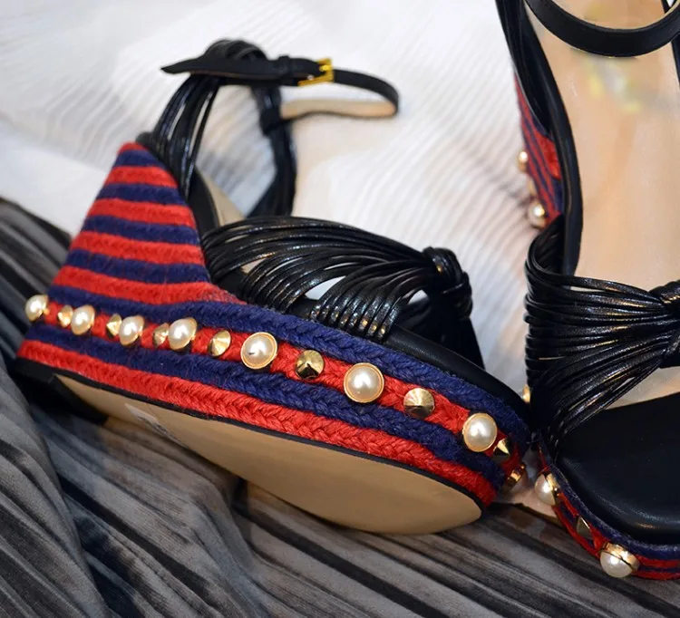 Женские сандалии на танкетке летние толстой подошве с ремешком и пряжкой