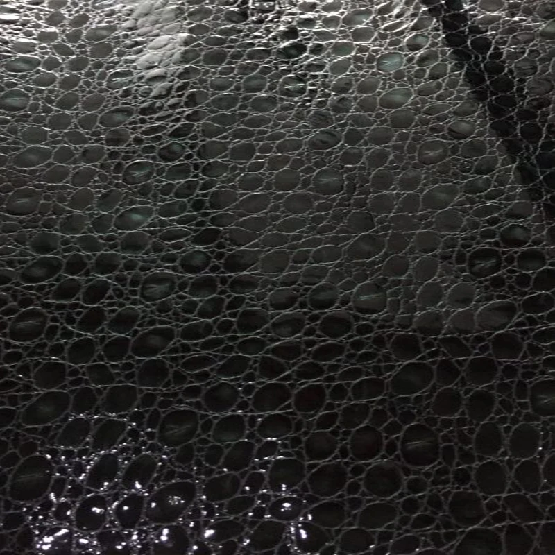 Глянцевая рельефная натуральная козья кожа с бордовым камнем для