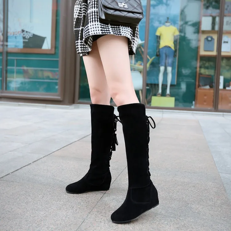 Женские ботинки на скрытой танкетке 4 см с кисточками и перекрестной