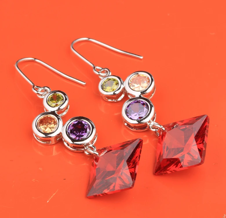 Разноцветные драгоценные камни многоцветные морганиты красные фиолетовые