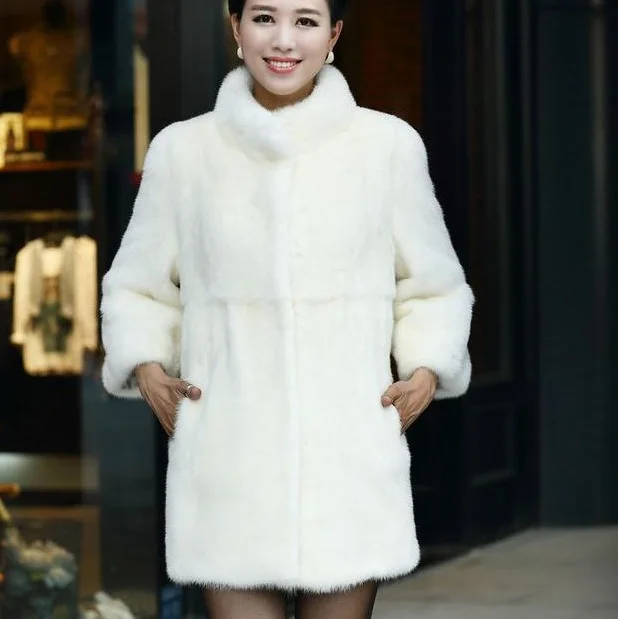 Женское зимнее пальто средней длины с воротником-стойкой из искусственного меха