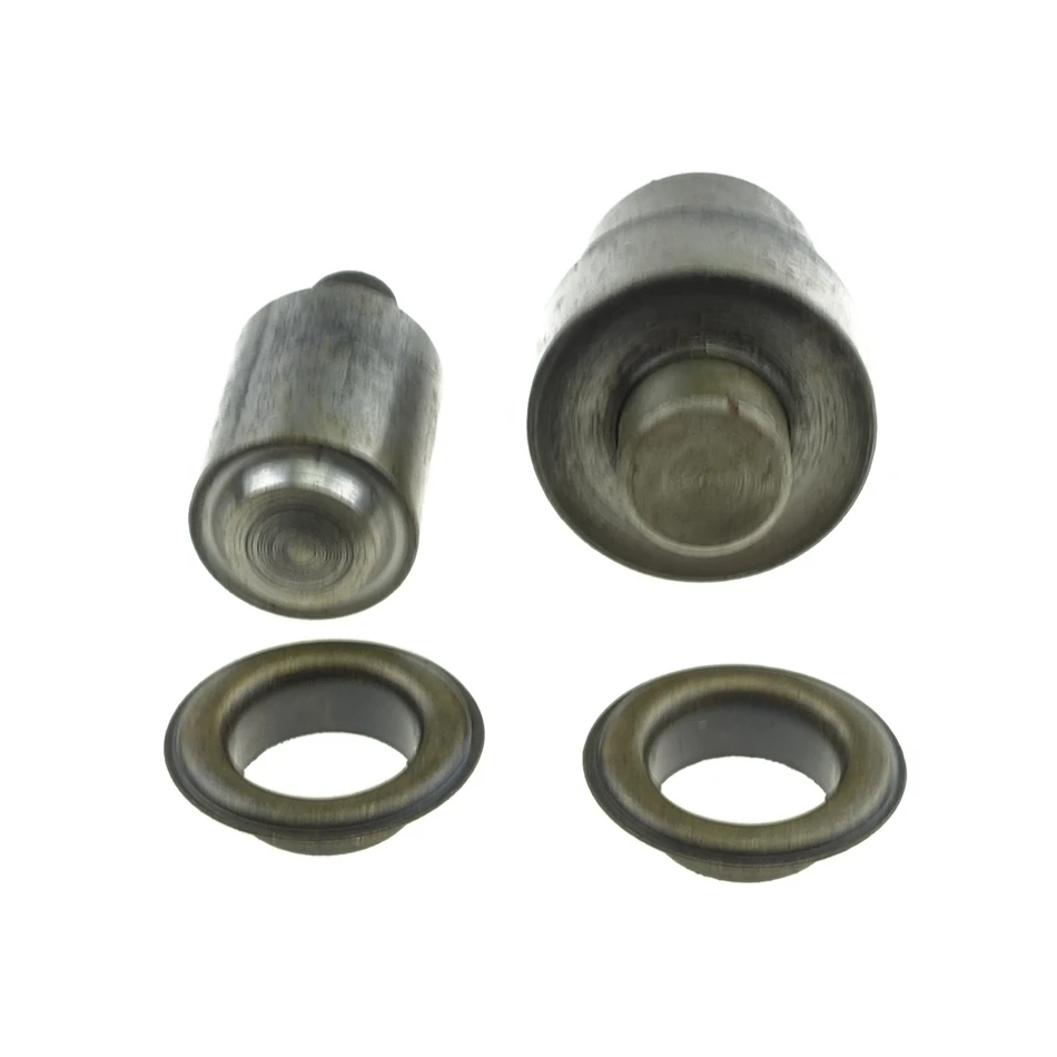 Металлические люверсы устанавливают пресс-форму машины для кнопок. Инструмент