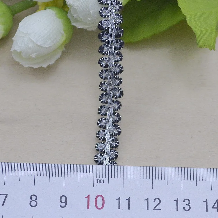 100 метров DIY аксессуары для одежды Дешевые изогнутые кружевные вставки для шитья Золотая серебристая косматая лента 8 мм Высокое качество.