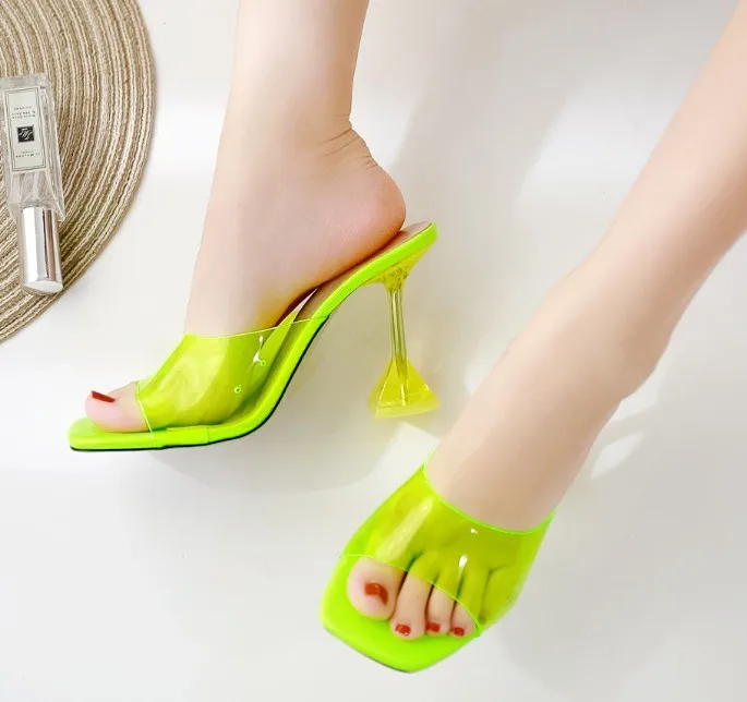 neon green AIYKAZYSDL/женские прозрачные босоножки из пвх; неоновые, зеленые, желтые тапочки шлепанцы с квадратным носком и кристаллами; пляжная обувь на высоком каблуке - Цвет: neon green