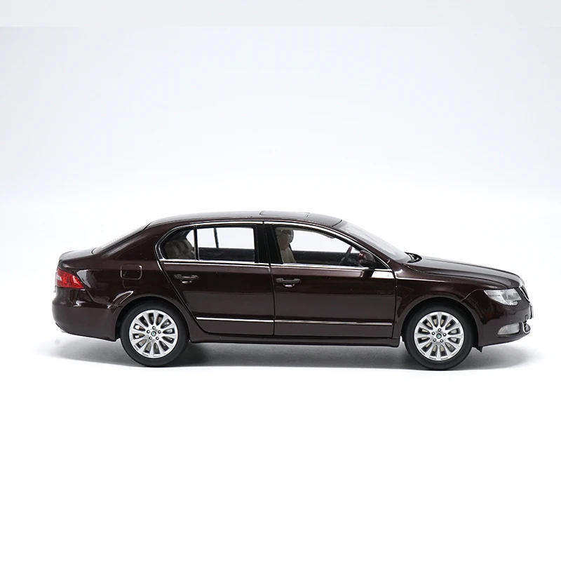 Оригинальная коробка Новинка 1:18 Skoda Superb литой металлический автомобиль модель