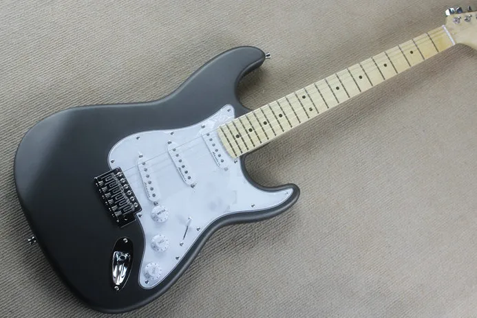 

Black electric guitar, white shield, SSS pickup, maple fingerboard, can be customized as required, free delivery.