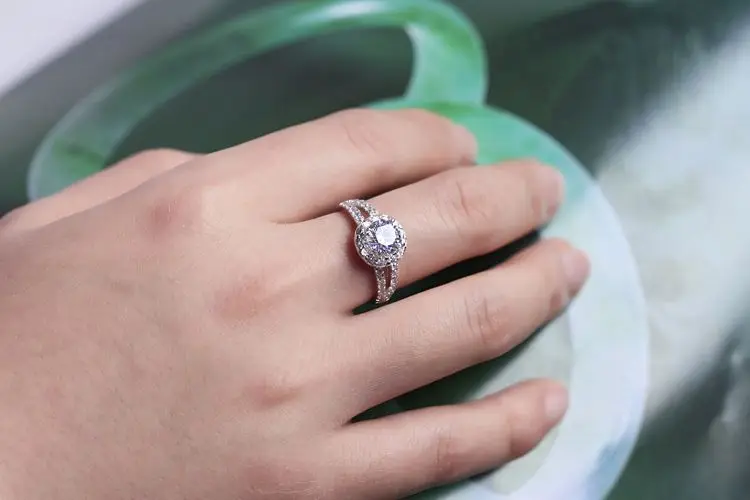 

Excellent Test Positive Brilliant 2Ct Round Cut Moissanite Female Wedding Ring Solid 18K White Gold Women Anniversary Ring