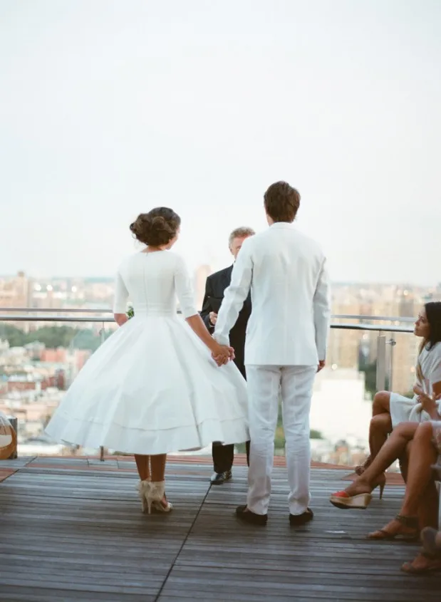 Короткие свадебные платья длиной ниже колена с коротким рукавом и глубоким V