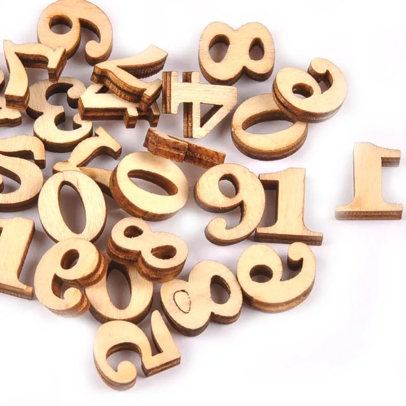 Деревянные номерки на столы. Цифры из дерева на дом. Номер на квартиру оригинальный. Необычные таблички с номером дома. Таблички на дверь квартиры.