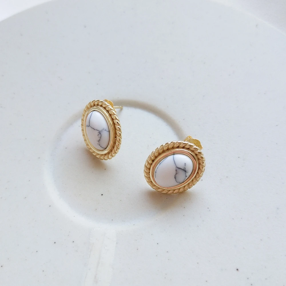 Серьги гвоздики из камня S925 мраморные белые бирюзовые с плоским основанием