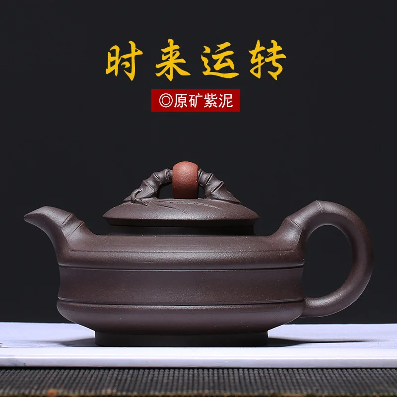 

Zhigang, a craftsman who runs the purple mud in Yixing Purple Sand Pot Mine, handmade teapots and teapots one by one.