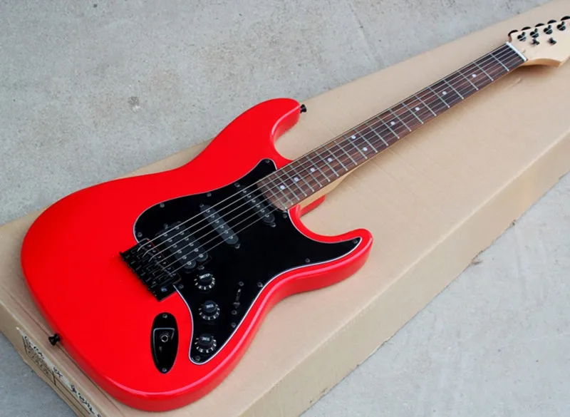 

Электрическая гитара с красным корпусом и звукоснимателем SSH, Black Pickguard, черная фурнитура, изготовленная на заказ.