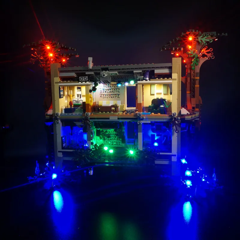 Набор со светодиодсветильник кой Kyglaring для lego 75810 очень странные дела