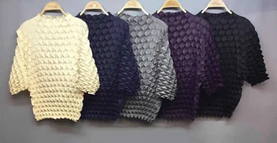 Miyake/; футболка с короткими рукавами и круглым вырезом; Однотонная футболка с объемной клетчатой плиссировкой; Лидер продаж - Цвет: Серый