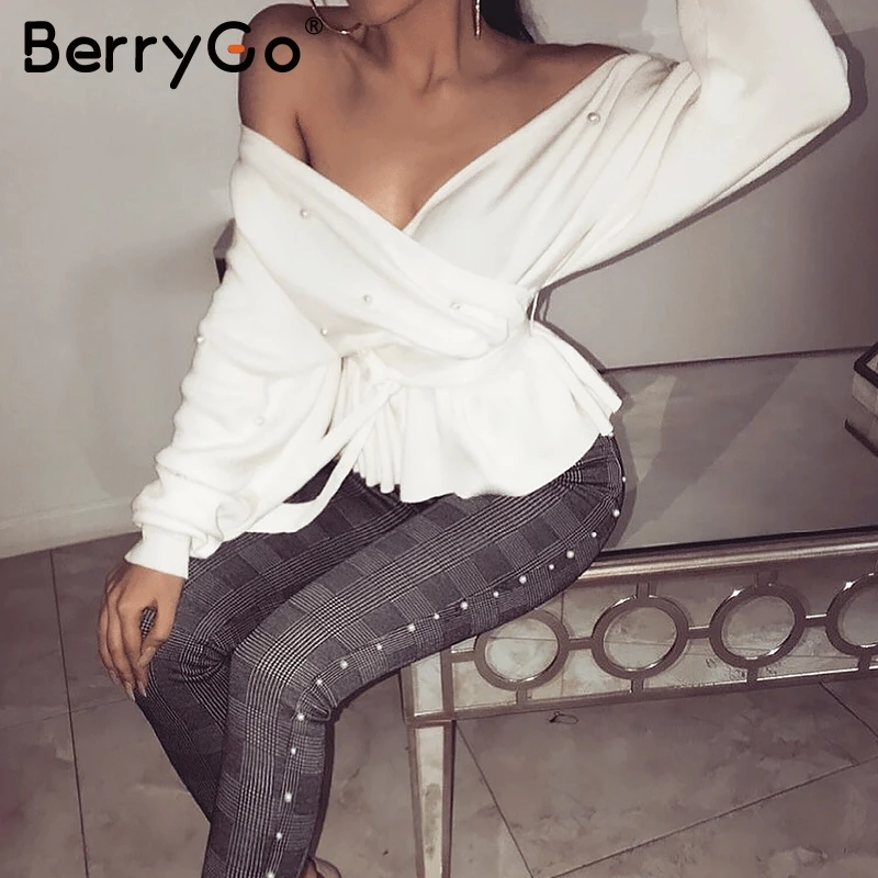 BerryGo сексуальный вязаный свитер с открытыми плечами и жемчужной баской Женский