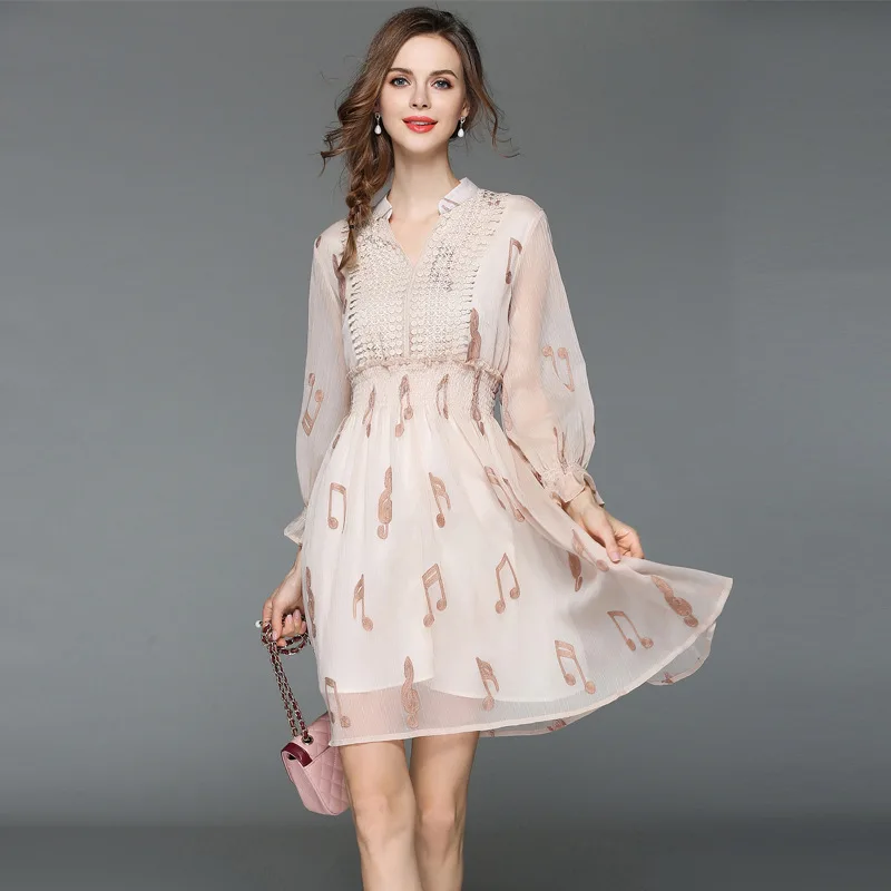 Spring весенне летнее женское платье цвета хаки с музыкальным принтом бежевое